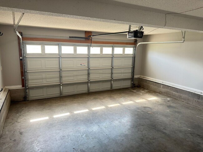 Building Photo - Almost 2000 sq.ft! Super Nice & Clean! 3 B...