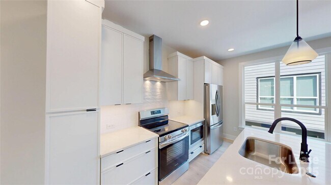 Building Photo - 407 Devender Ln