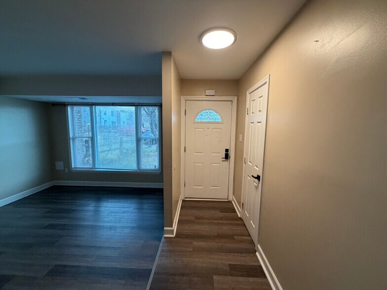 Building Photo - 10813 Daisy Ct