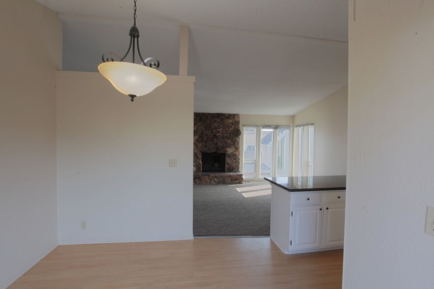 Dining area - 1968 Dolphin Dr