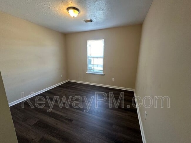 Building Photo - 221 Taylor Cir