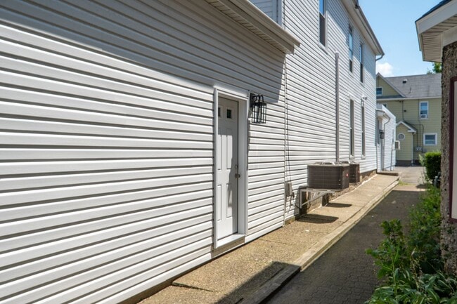 Building Photo - 801 W 26th St