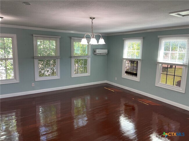 Building Photo - 158 N Chestnut Ave