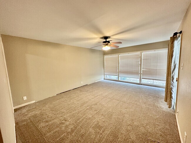 Building Photo - 1926 Laurelwood Dr