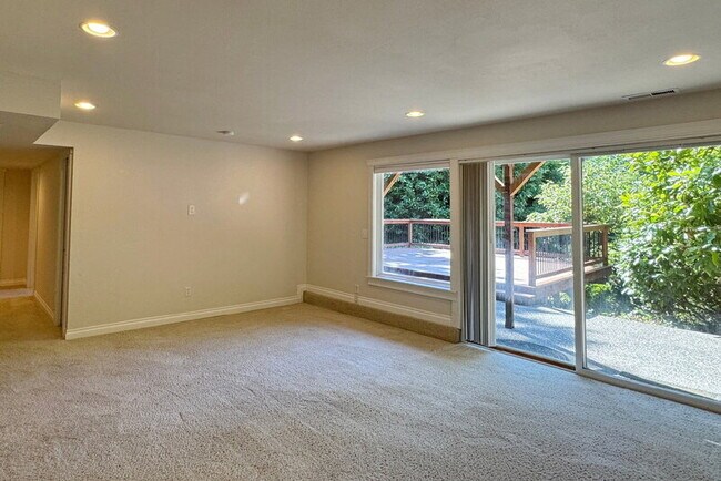 Building Photo - 10521 NE 48th Pl
