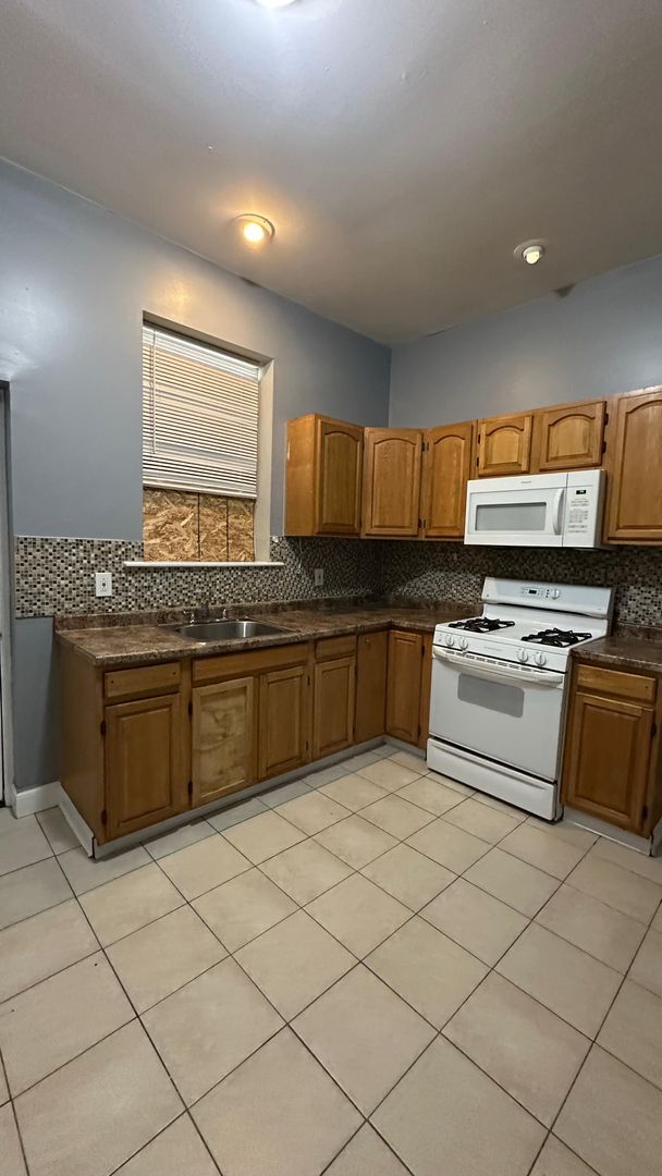 Building Photo - Modern Row - Strawberry Mansion