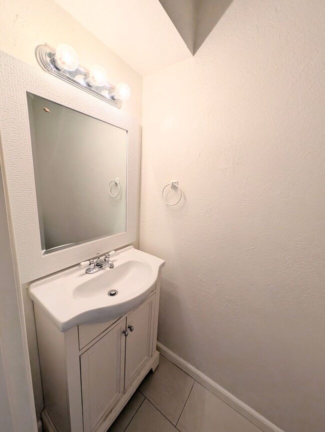 Building Photo - CUTE TOWNHOME AVAILABLE NOW NEAR DOWNTOWN ...