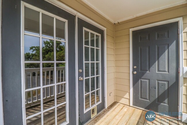 Building Photo - Bright, Freshly Updated 2BR/2BA Condo at T...