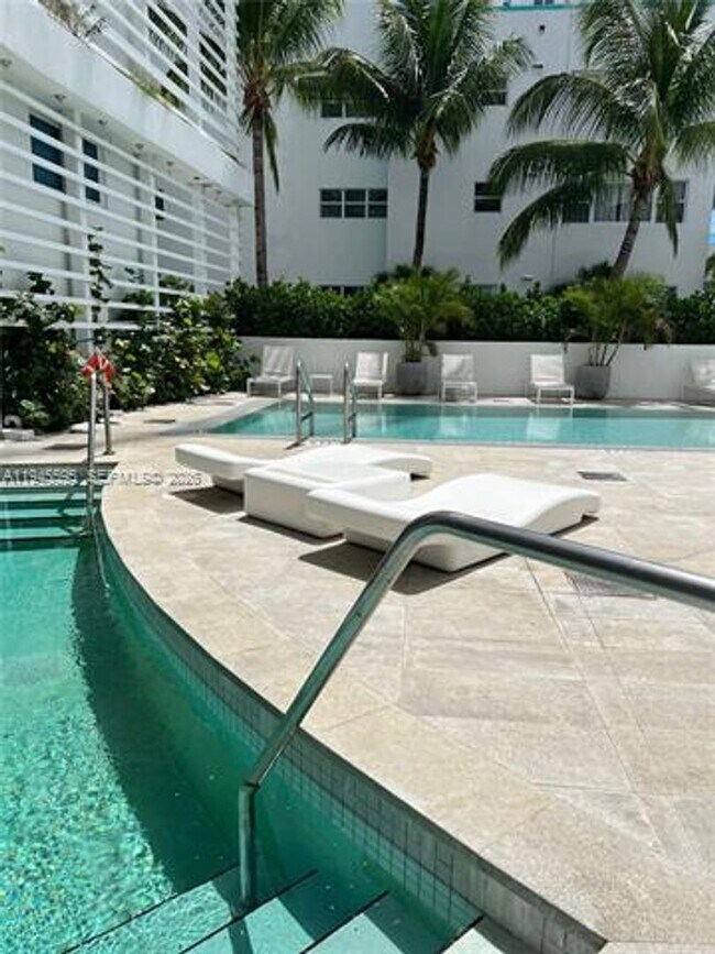 Building Photo - 9821 E Bay Harbor Dr