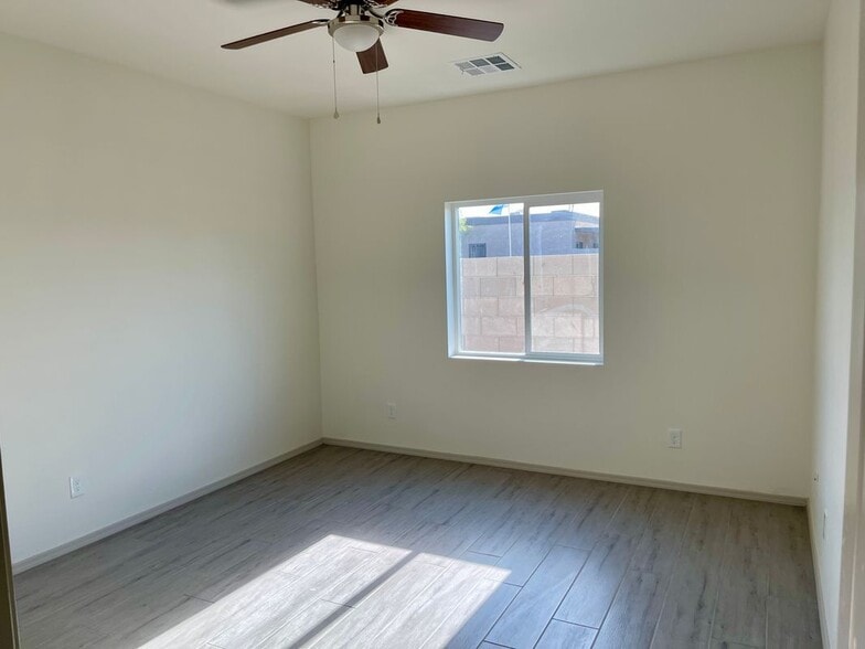 Building Photo - 1528 E Grovers Ave