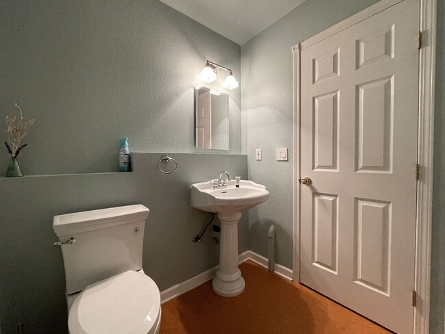 Building Photo - Gorgeous Townhouse in the Heart of Multnomah Village with Attached Garage, Outdoor Space