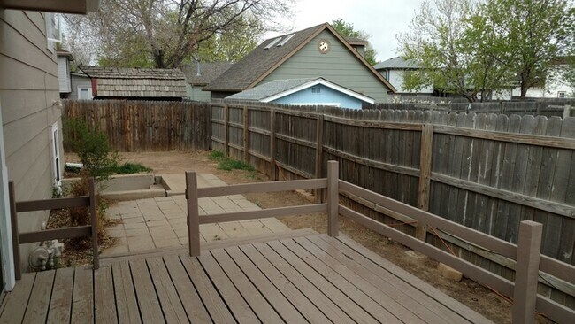 Building Photo - 3 Bedroom 2 Bath Tri-Level Home with 2 car...