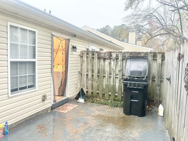 Building Photo - Charming 3BR Townhouse Near Shopping & Doctors Hospital