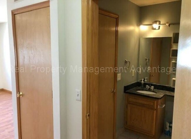 Building Photo - Spacious 2 Bed Condo with Attached Garage