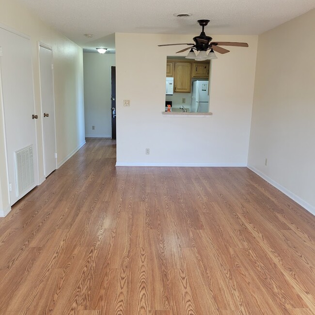 Building Photo - 74 Lakeshore Ct