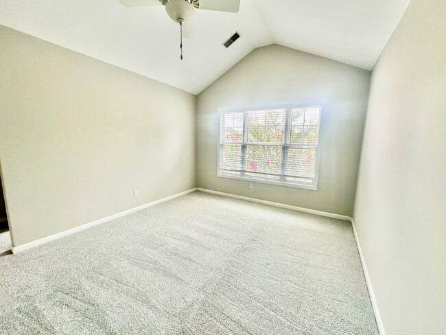 Building Photo - Spacious Townhome with a Private Courtyard in Westbury Park!