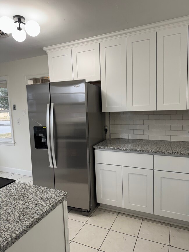 Building Photo - 475 E Bayview Blvd