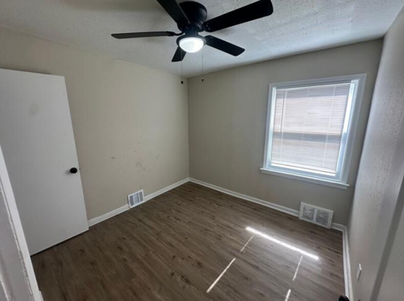 Building Photo - This beautifully updated 3-bedroom, 1-bath...