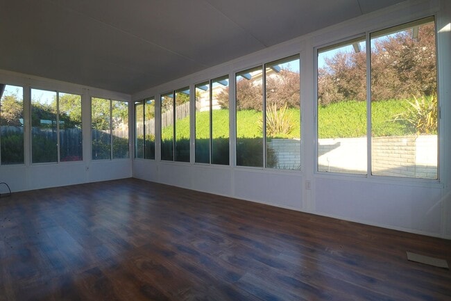 Building Photo - 3/2 house in North Clairemont! 2 car garag...