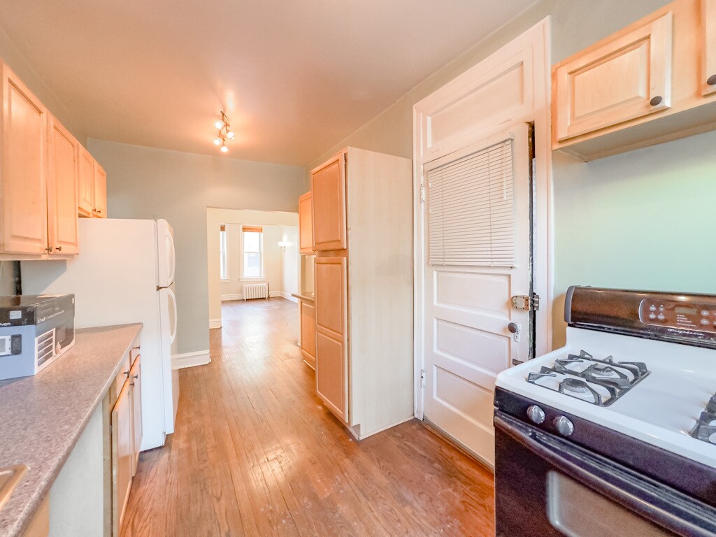 Building Photo - 1337 W Lunt Ave