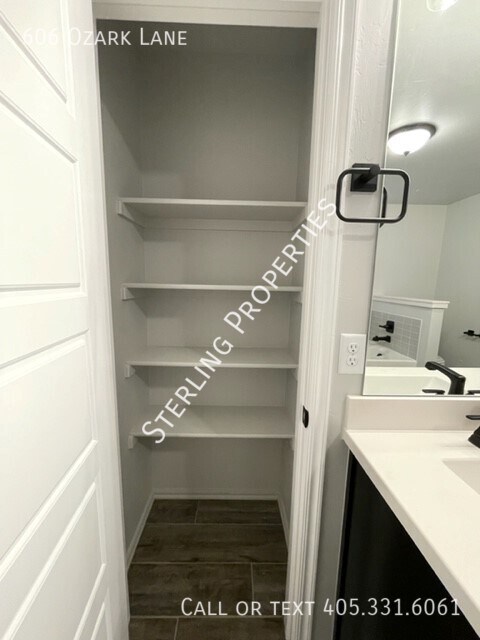 Building Photo - 606 Ozark Ln