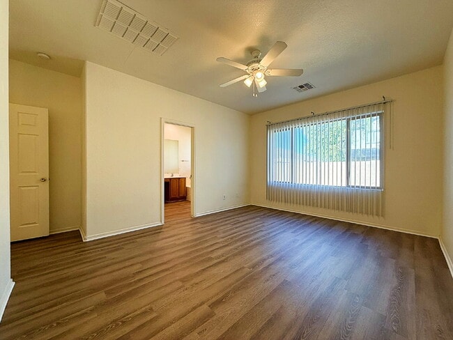 Building Photo - "Charming 3-Bed, 2-Bath Oasis with 1,430 Sq Ft in Phoenix's Heart!"