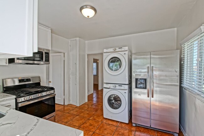 Building Photo - 3809 Crest Dr