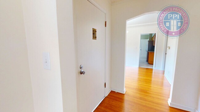 Building Photo - North Portland Living at Its Best | 2 Bed, 1 Bath!
