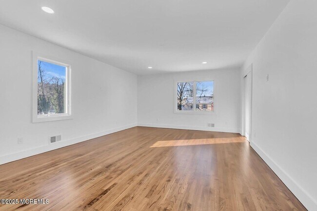 Building Photo - 1 Robin Dr