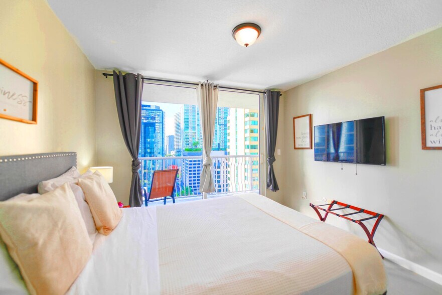 Building Photo - 1200 Brickell Bay Dr