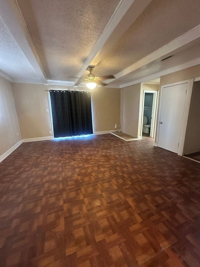 Building Photo - Large 3b 2b Home