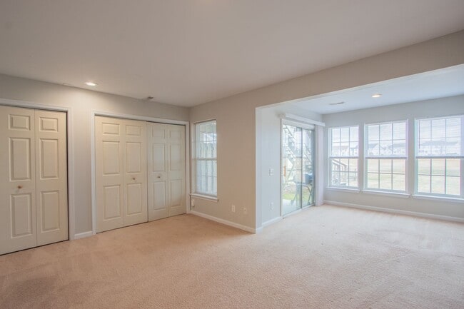 Building Photo - Great Views Overlooking the Golf Course - Large 3 Bedroom End unit TownHouse
