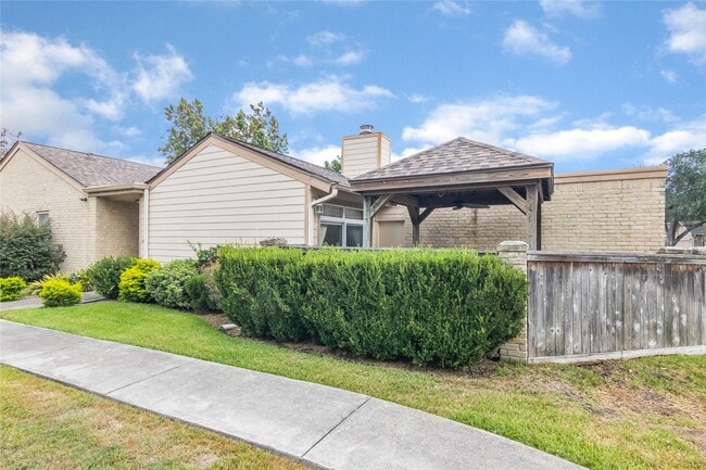 Building Photo - 910 Fleetwood Pl Dr