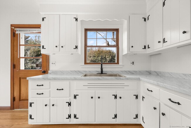 Building Photo - 5 Saviano Ln