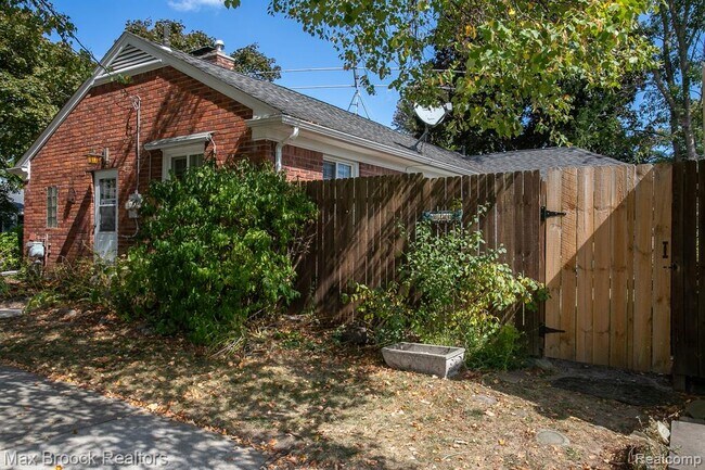 Building Photo - 4163 Amherst Rd