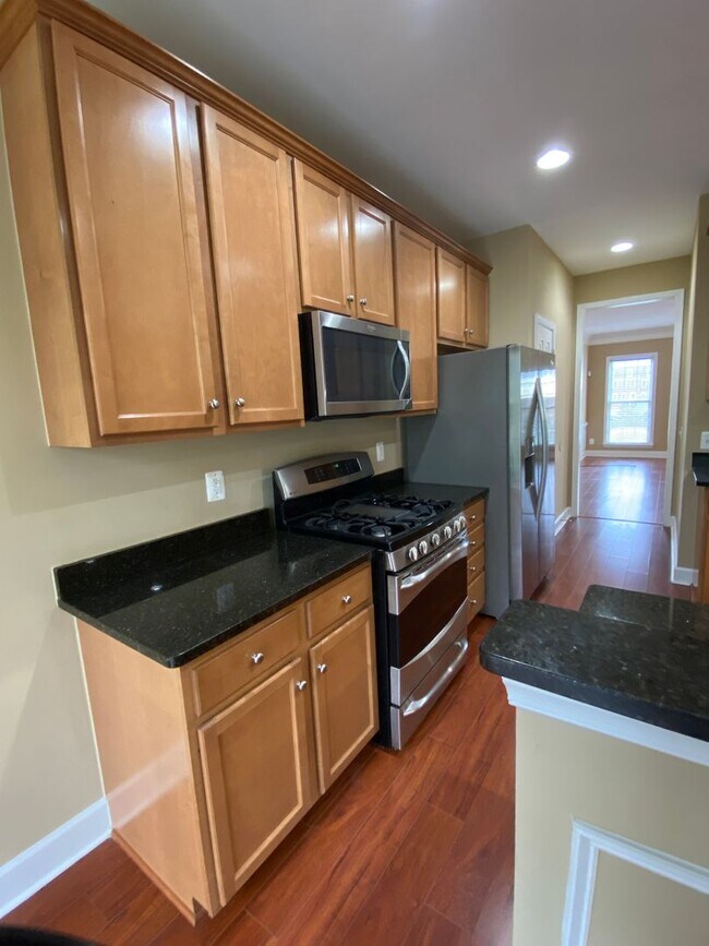 Building Photo - Bright and Spacious End Unit Townhouse in ...