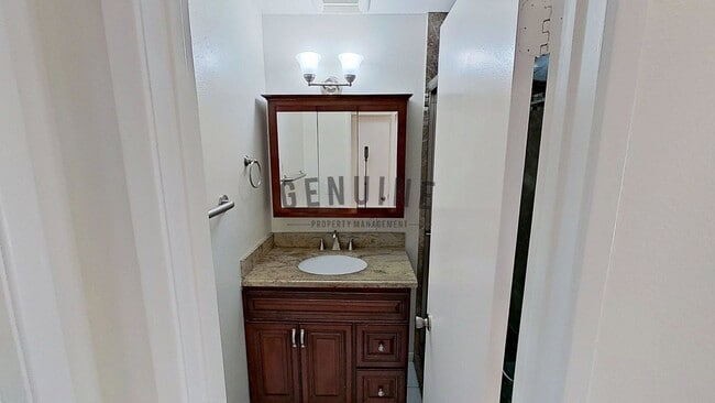 Building Photo - $500 off 1st Month Rent ~ Upstairs Spaciou...