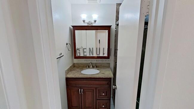 Building Photo - Upstairs Spacious 1Bd Condo w/attached Garage