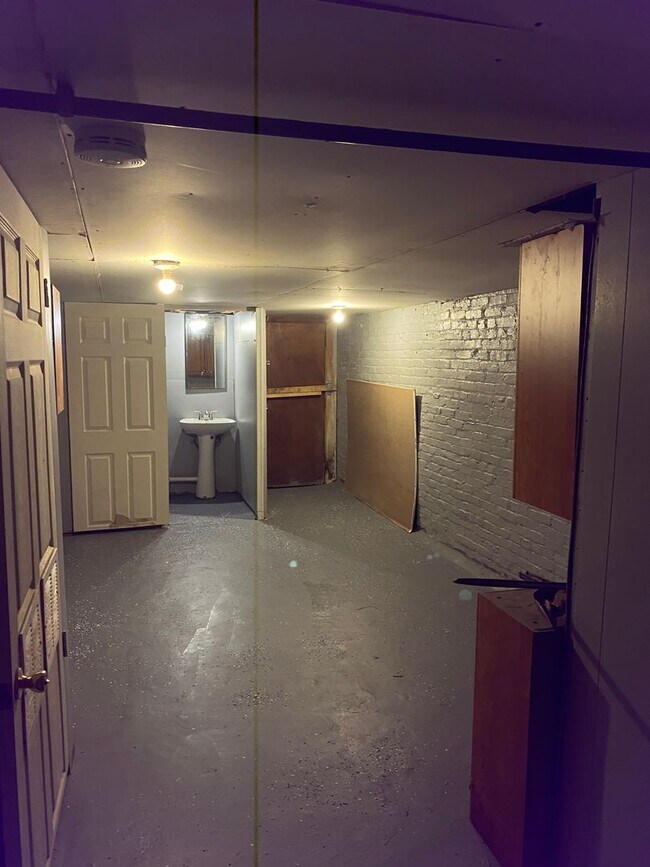 Building Photo - Spacious Home Available for Rent! Finished Basement! W/D! Front Porch! Available Now!