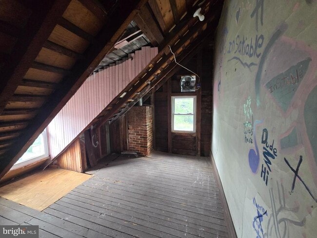 Building Photo - 106 Main St