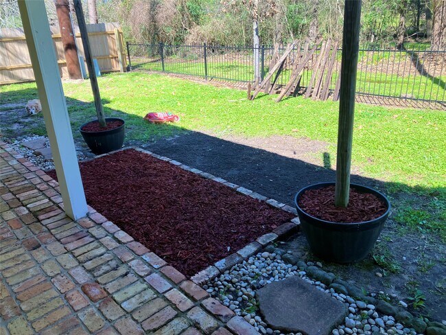 Building Photo - 25818 Overlake Dr