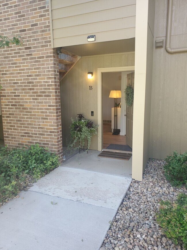 Building Photo - Updated and Spacious 1 Bedroom with Attached Garage!