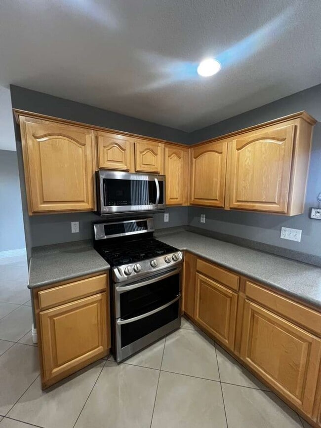 Building Photo - Must see 2 story 4 bed/3 bath home in the heart of SUMMERLIN