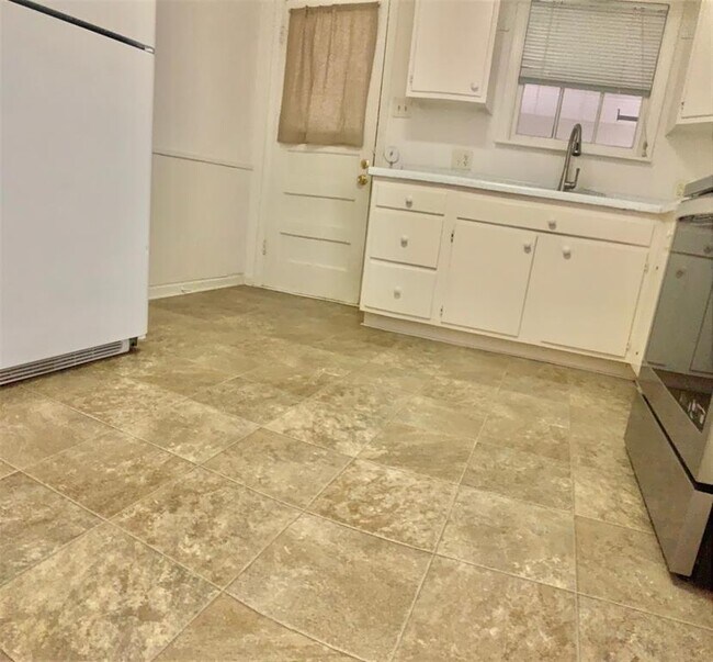 Building Photo - 1505 Ruth Ave