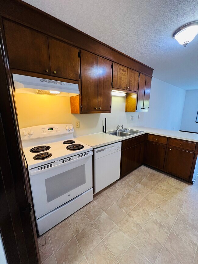 Building Photo - 1446 19th Ave NE