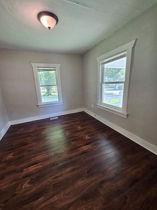 Building Photo - 2 bedroom | 1 Bathroom Home | Pets Welcome!