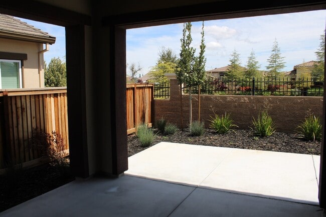 Building Photo - Newer 2 Bed/2 Bath with Office in 55+ Gate...