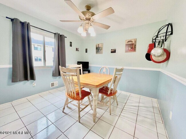 Building Photo - 562 Clubhouse Dr