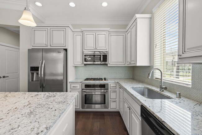 Building Photo - 702 N Shepherd Dr