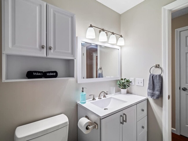 Building Photo - 4861 Pineview Dr